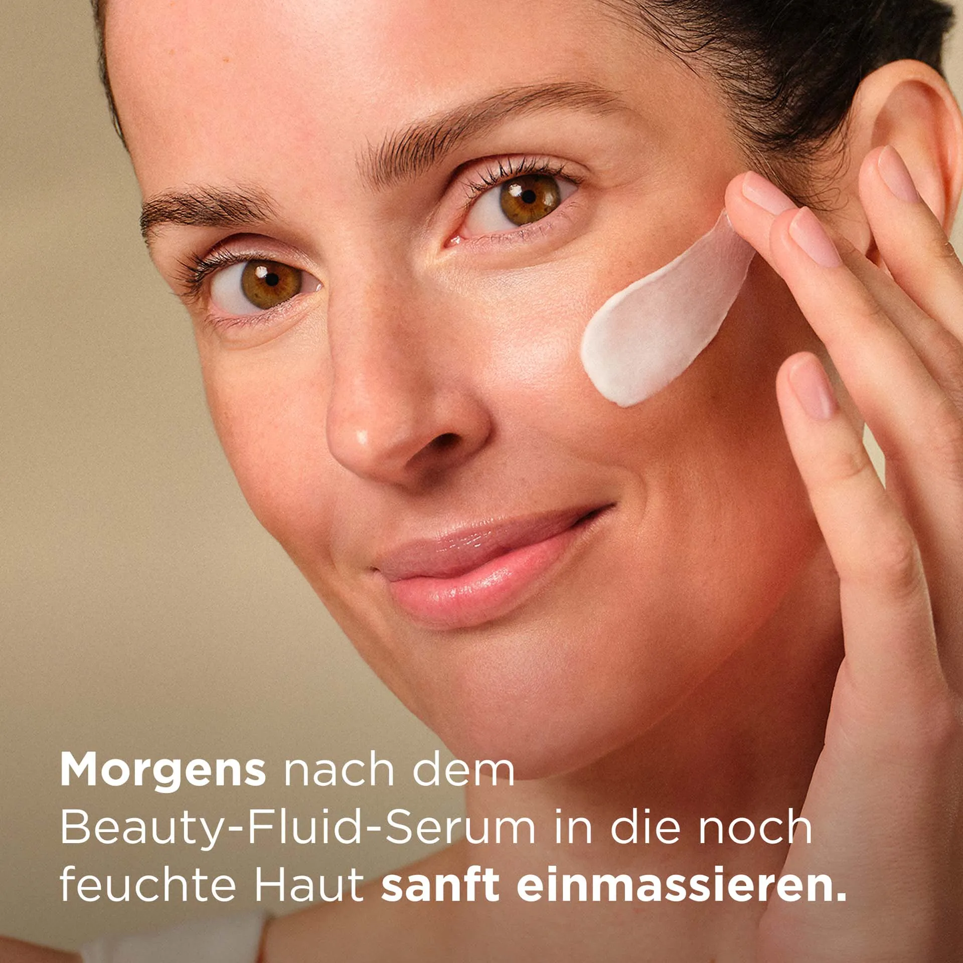 SYSTEM ABSOLUTE Glättende Tagescreme Light Anwendung mit Beschreibung