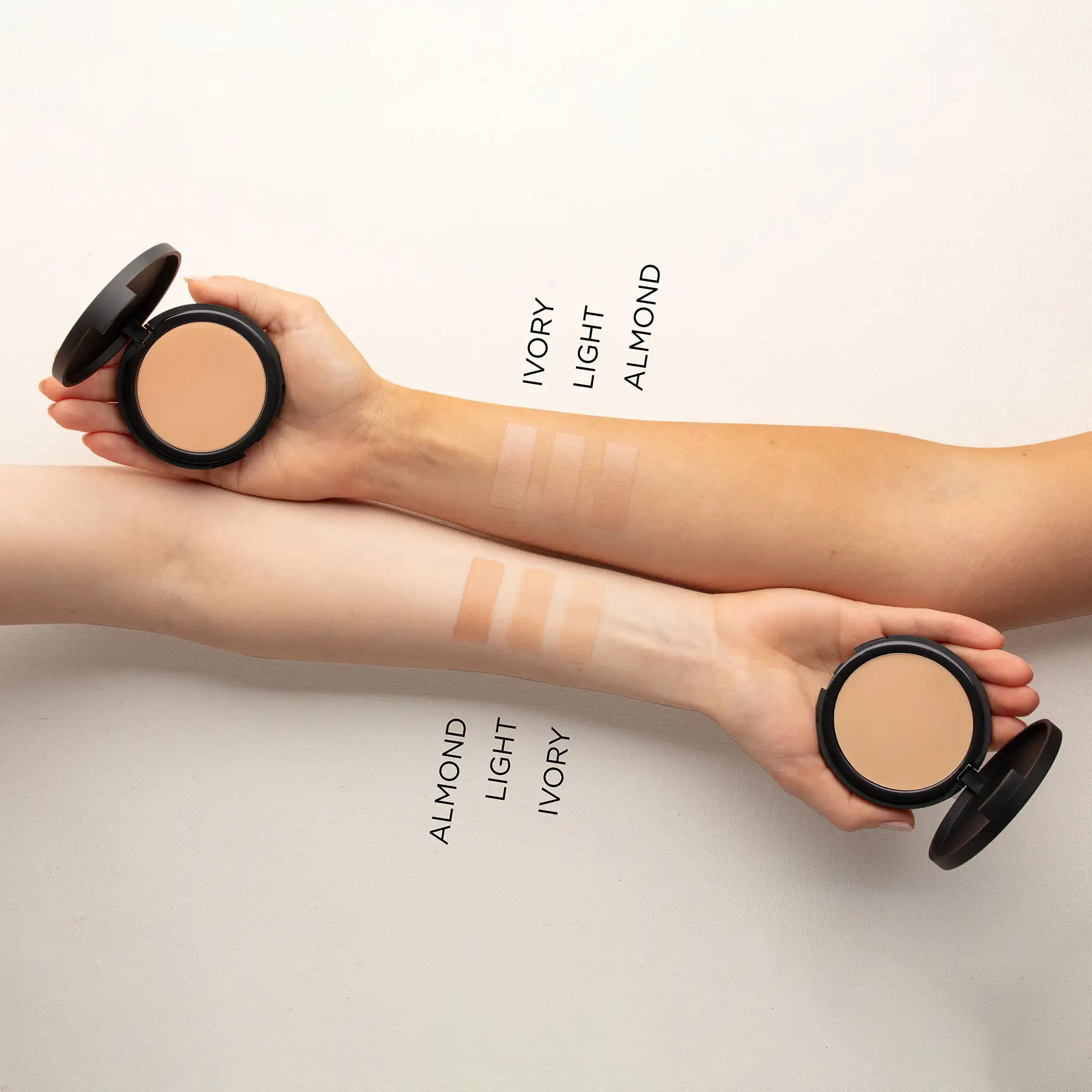 ANNEMARIE BÖRLIND Compact Make-up Swatches in den Farben Ivory, Light und Almond auf zwei unterschiedlichen Hauttönen