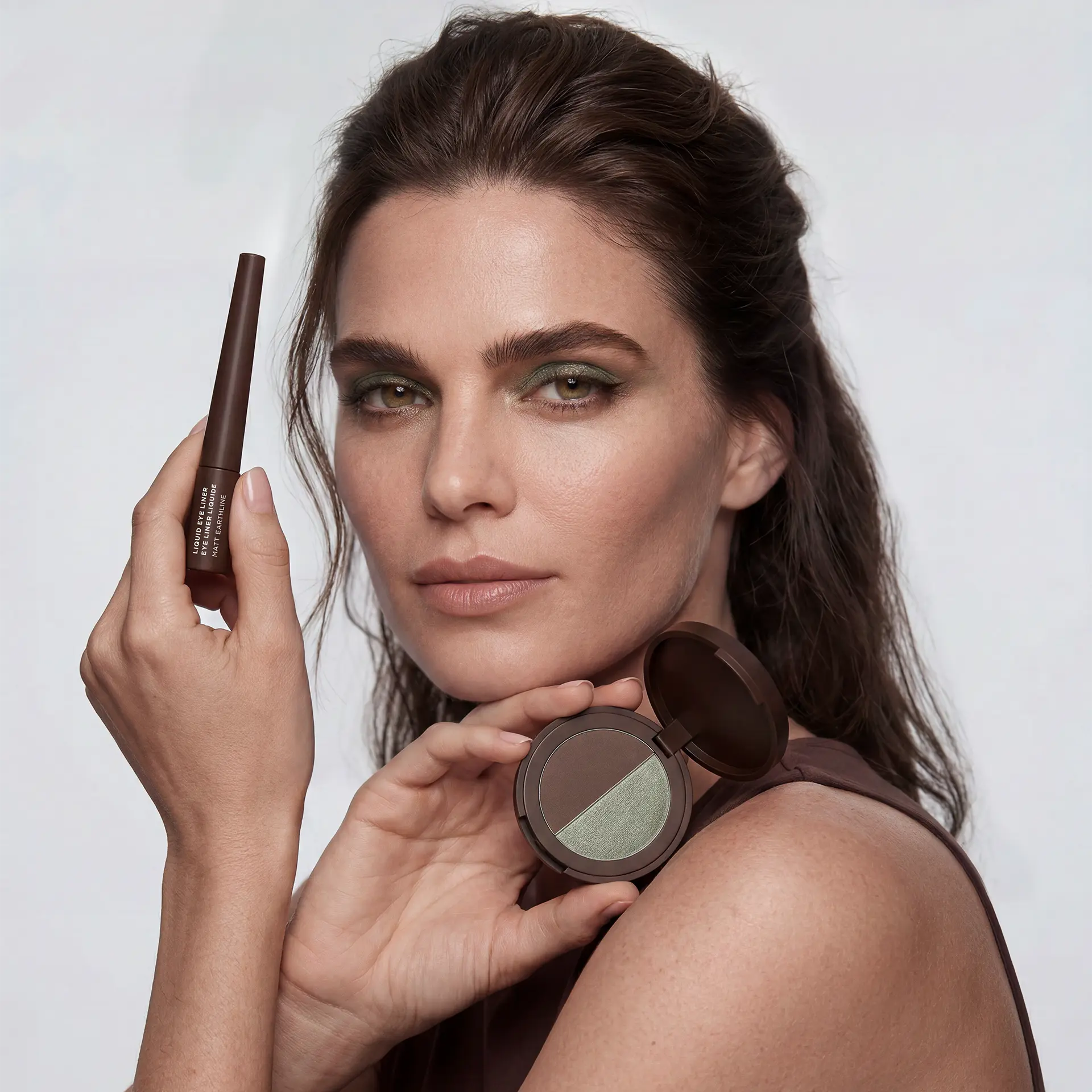 Frau hält ANNEMARIE BÖRLIND Eye Linder und Duo Eye Shadow neben Gesicht