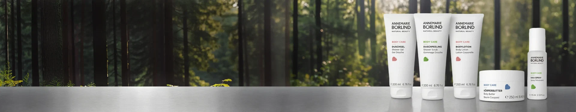 Body Care Produkte vor Waldhintergrund