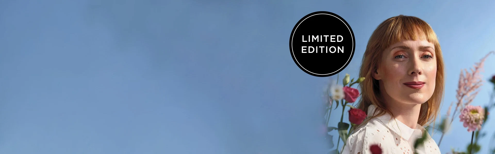 Model mit Season of Bloom Make-up-Look zwischen Blüten vor blauem Hintergrund, mit Hinweis „Limited Edition“