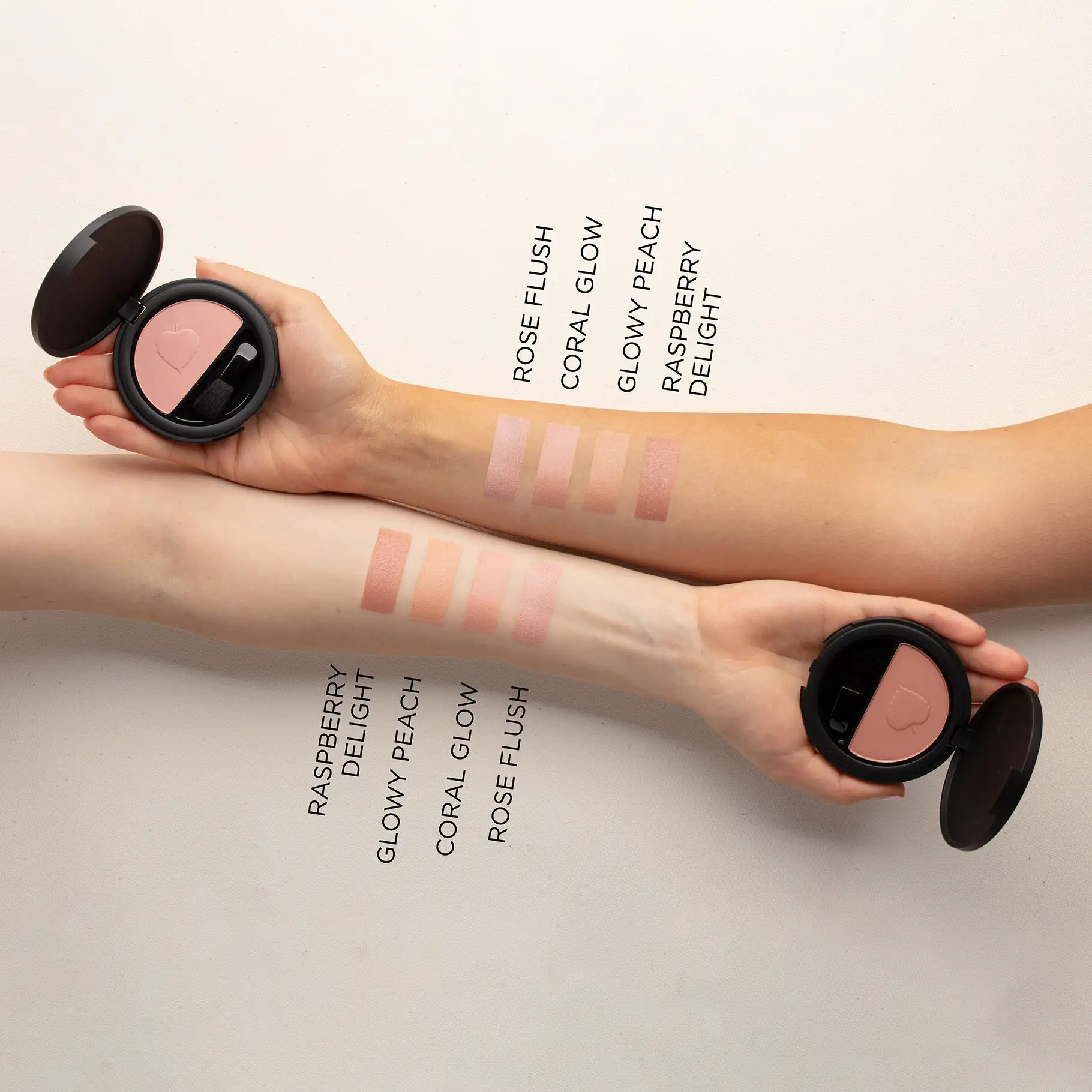 Zwei Arme mit Swatches der ANNEMARIE BÖRLIND Puder-Rouge-Farben Rose Flush, Coral Glow, Glowy Peach, Raspberry Delight