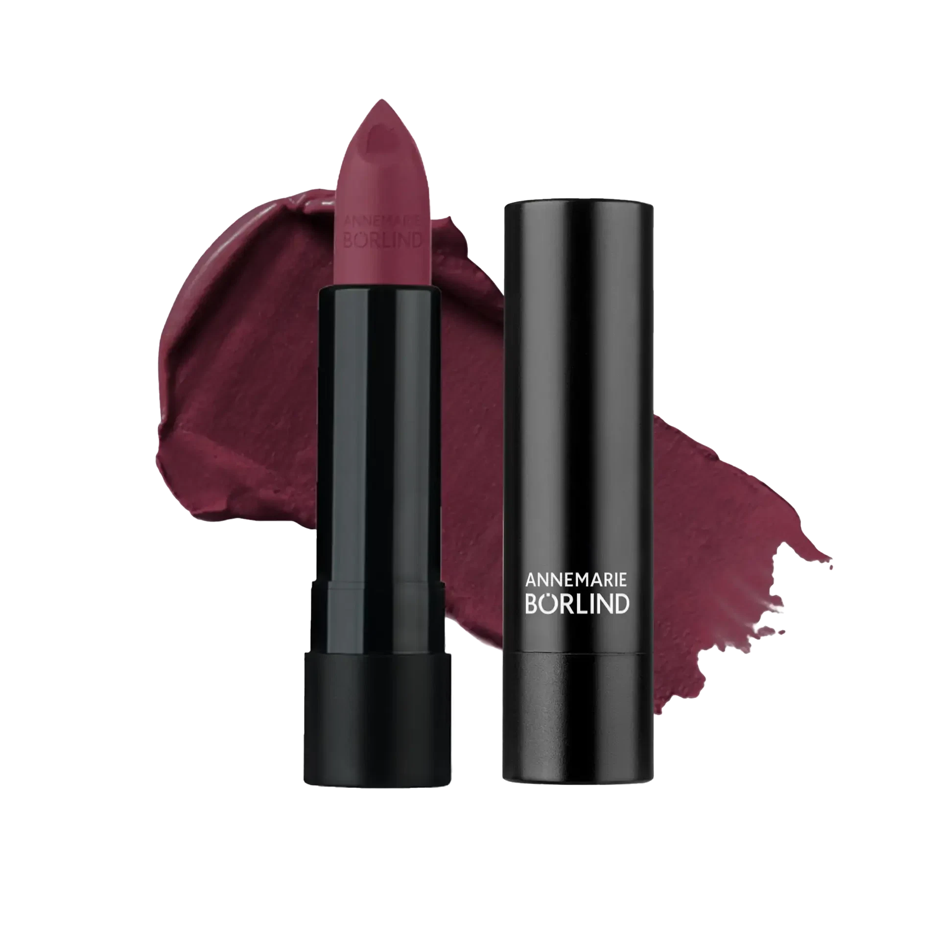 ANNEMARIE BÖRLIND Lippenstift in dunklem Beerenton mit passendem Lippenstift-Tube und Farbauftrag im Hintergrund