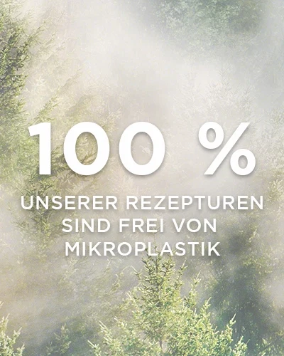 Wald mit Sonnenlicht und Nebel, Text: 100 % unserer Rezepturen sind frei von Mikroplastik