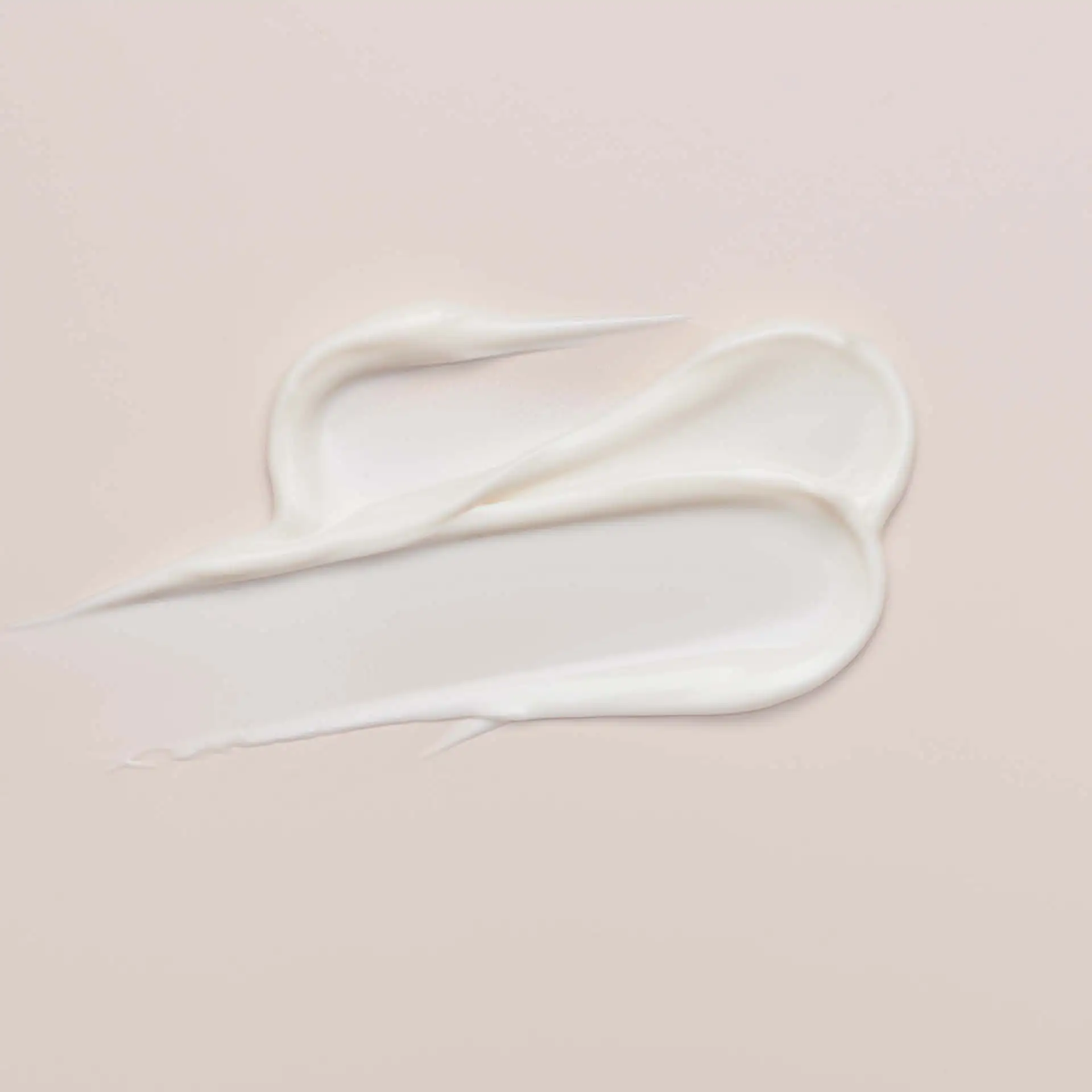 Cremige, weiße Textur der BOERLIND NATUROYALE Firming Day Cream auf hellem Hintergrund