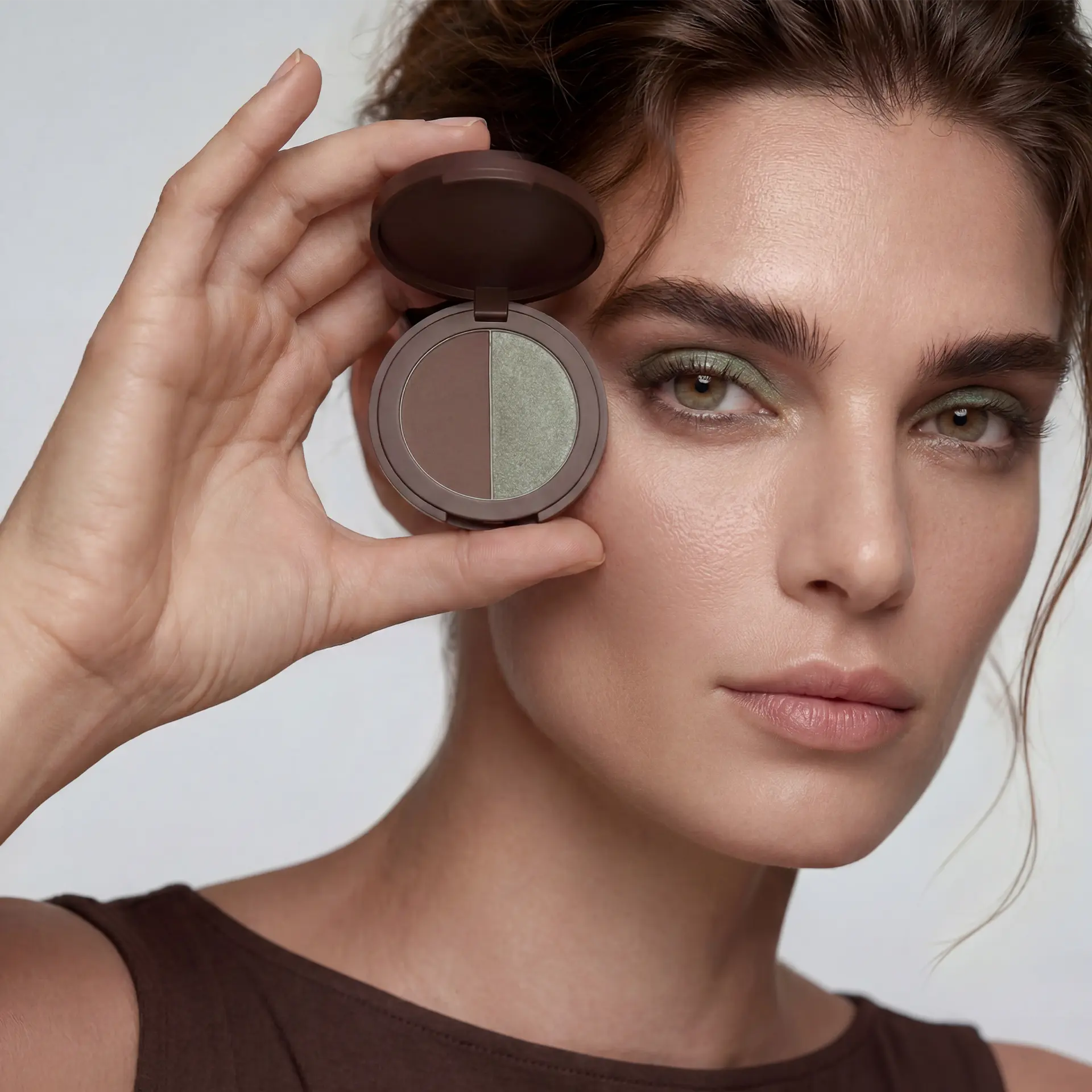 ANNEMARIE BÖRLIND DUO EYE SHADOW Dose in dunkelbraun geöffnet neben Model