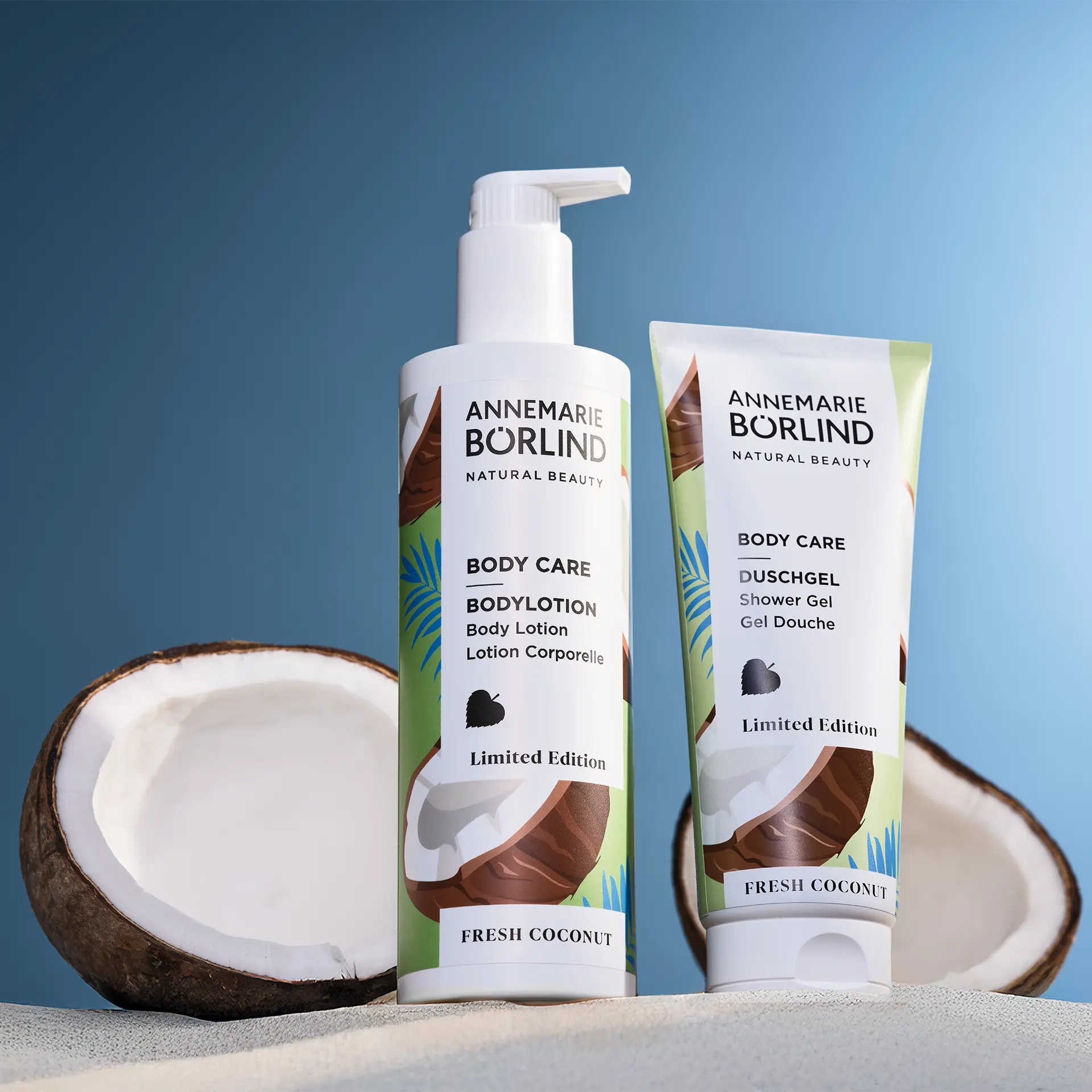 BODY CARE Duschgel und Bodylotion Fresh Coconut mit sommerlichem Design vor blauem Hintergrund und Kokosnüssen