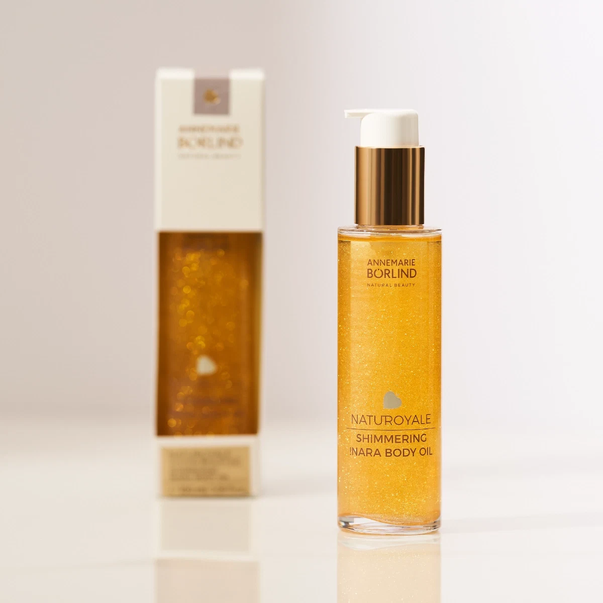 ANNEMARIE BÖRLIND NATUROYALE Shimmering Nara Body Oil mit goldenen Schimmerpartikeln und Pumpspender